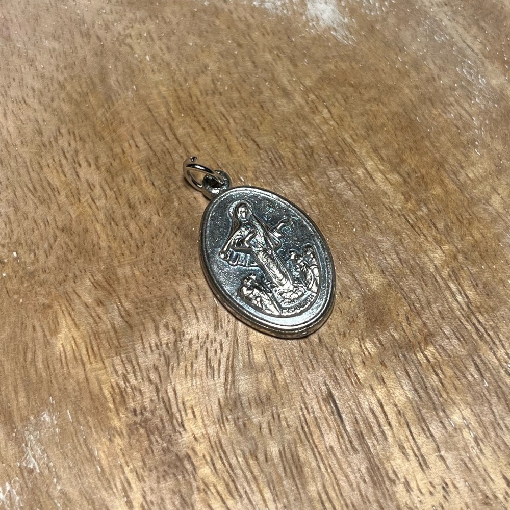 Vintage Catholic Mary Our Lady of Medugorje Silver Tone Medal Pendant - Picture 3 of 13